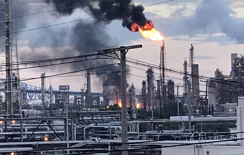 В США загорелся нефтеперерабатывающий завод