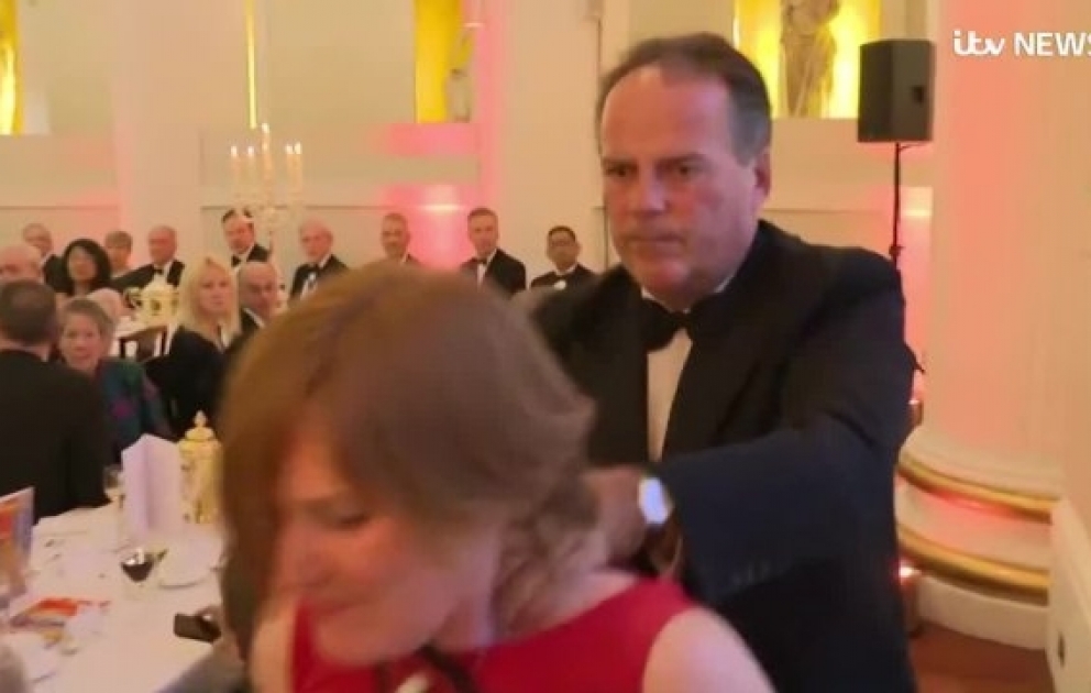 Etirazçının boynundan tutub çölə çıxaran nazir müavini barədə araşdırma başlanıb