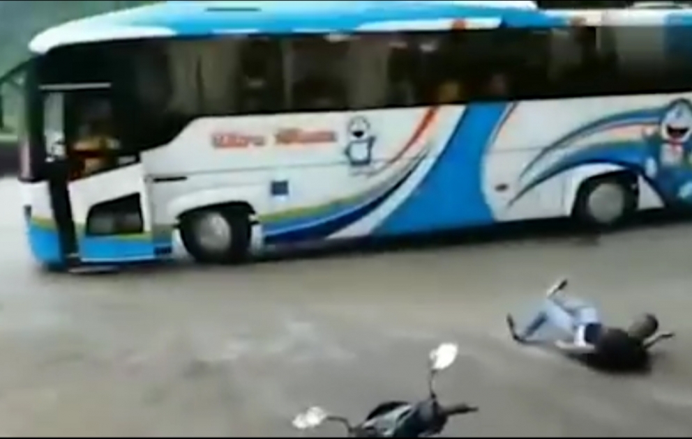 Sürücü sükan arxasından yıxıldı, avtobus özbaşına qaldı