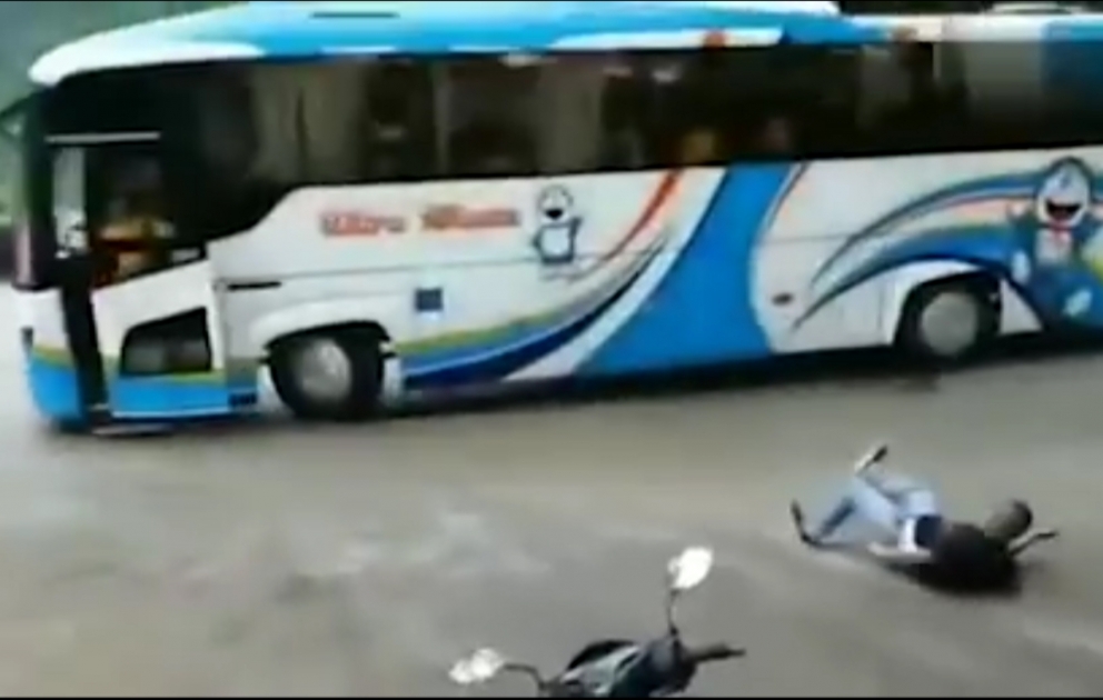 В Таиланде водитель на полном ходу выпал из автобуса