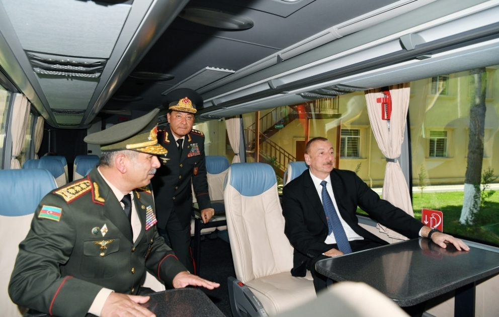 Präsident Ilham Aliyev besucht Militärlyzeum namens Dschämschid Nachitschewanski nach Rekonstruktion