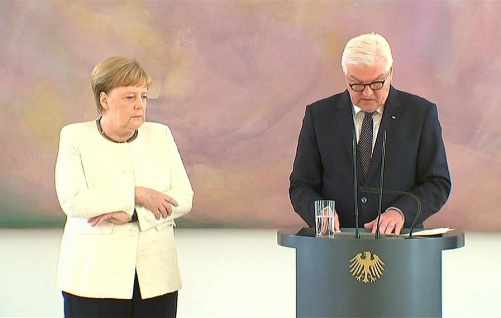 Angela Merkeli rəsmi qəbul zamanı yenidən titrəmə tutdu