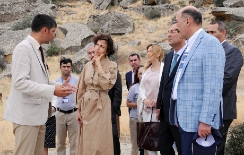 Unesco-Generaldirektorin besucht Historisch-künstlerisches Reservat Qobustan