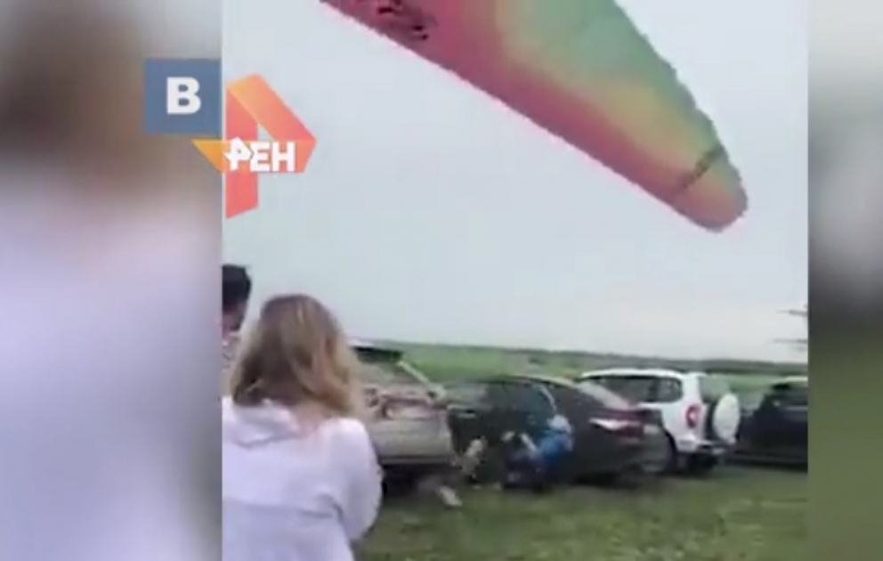 Экстремалы на параплане упали на иномарку на аэродроме в Пермском крае