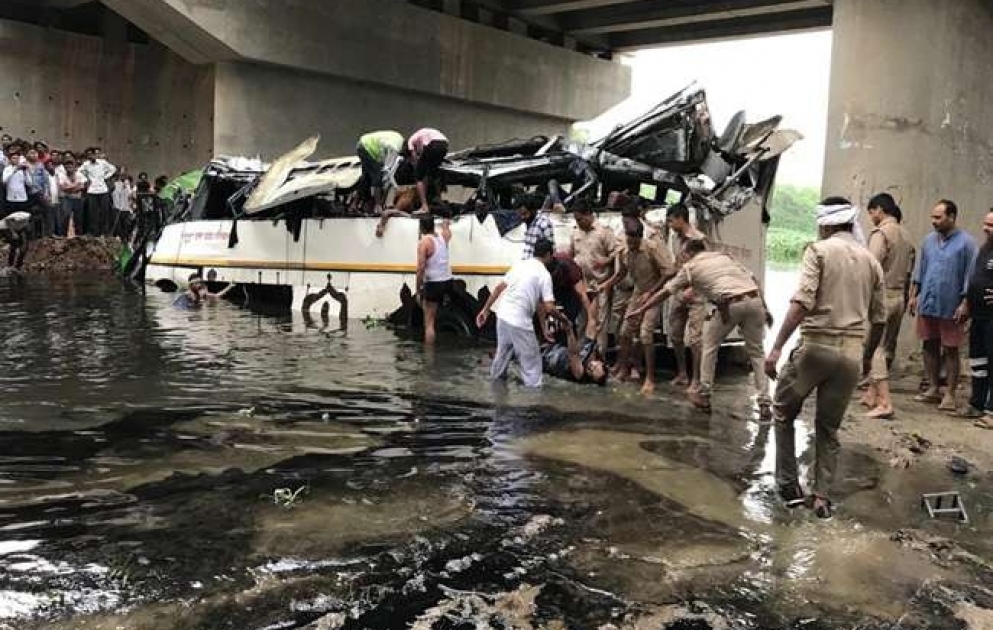 29 Tote bei Busunfall in Indien