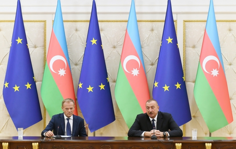 Präsident Ilham Aliyev und EU-Ratspräsident Donald Tusk treten mit Presseerklärung auf
