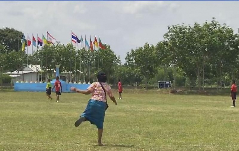 Nənə nəvəsini futbolda belə dəstəklədi