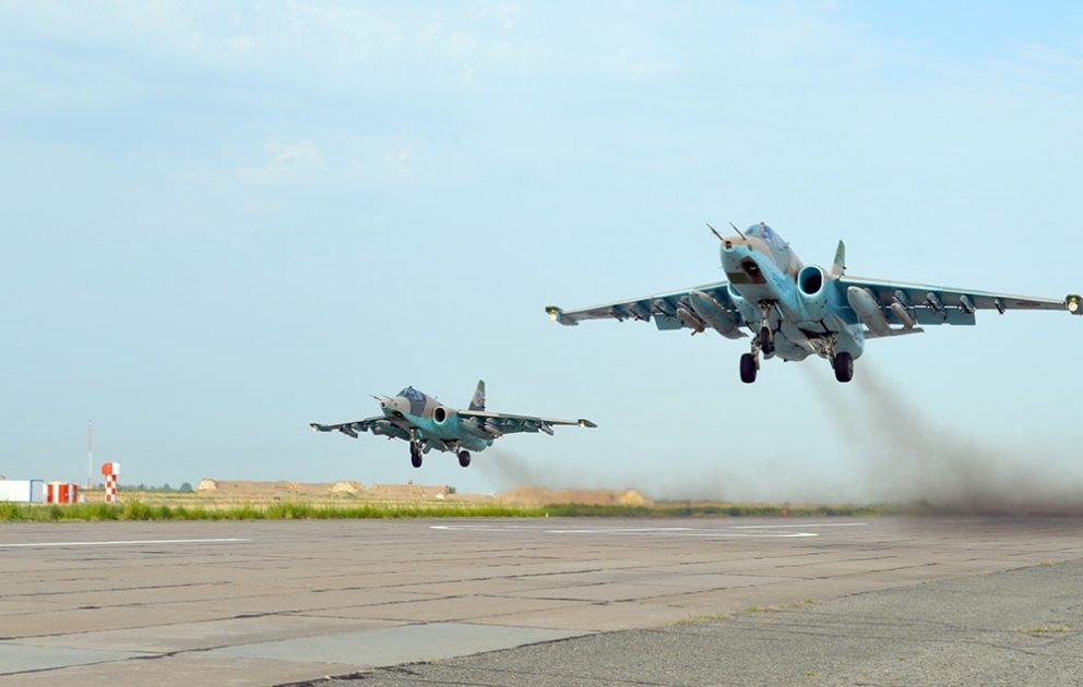 Su-25 hücum təyyarələri döyüş atışlı uçuş məşqləri keçirib