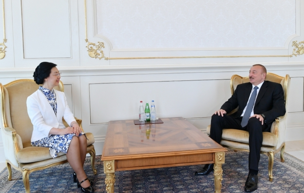 Le chef de l’Etat Ilham Aliyev reçoit les lettres de créance de la nouvelle ambassadrice chinoise