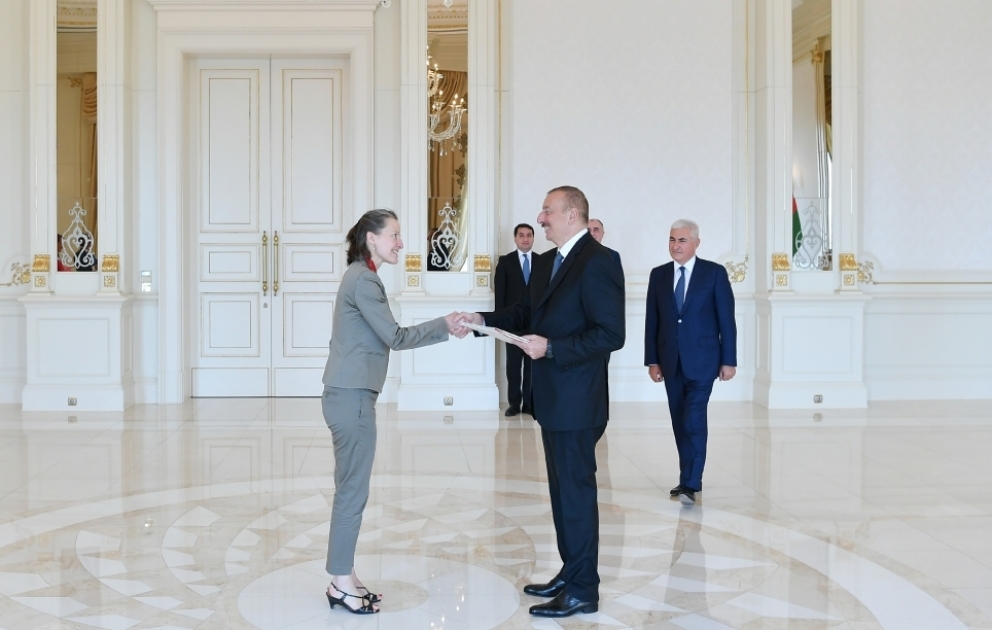 Президент Ильхам Алиев принял верительные грамоты новоназначенного посла Швейцарии в Азербайджане