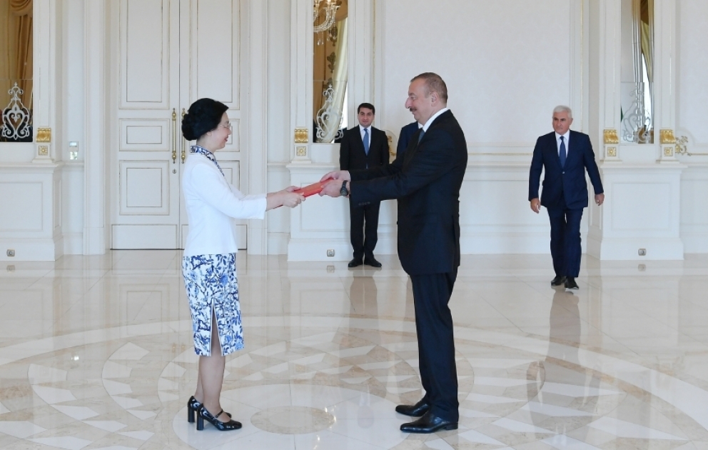 Президент Ильхам Алиев принял верительные грамоты новоназначенного посла Китая в Азербайджане