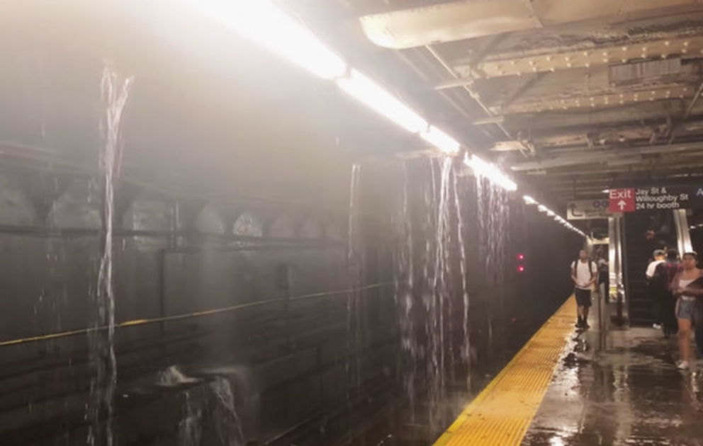 Nyu-York metrosu su altında qaldı