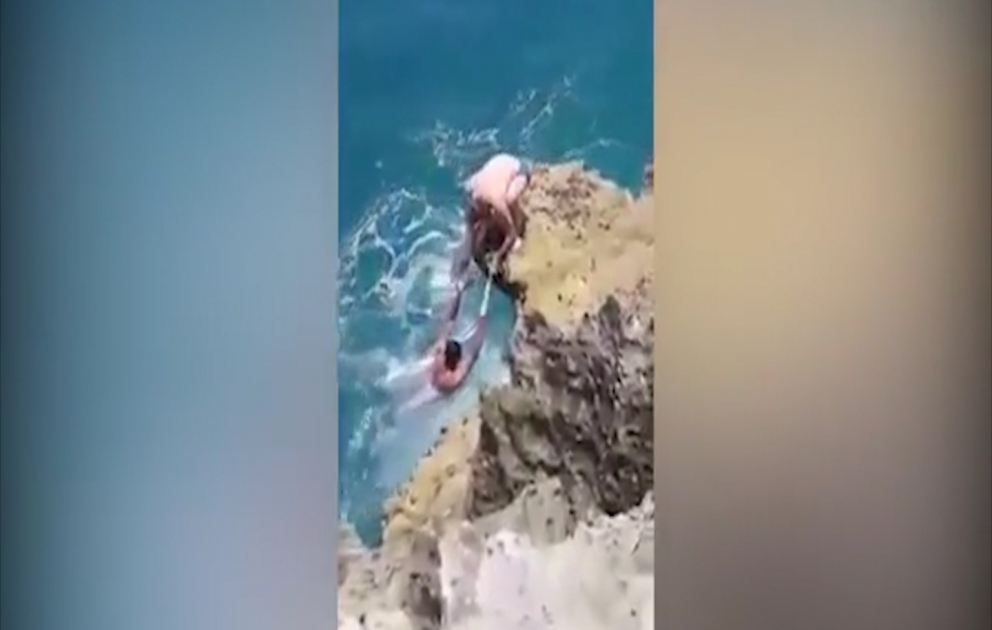 Avstraliyalı selfi çəkdirərkən az qala boğulan turisti xilas elədi