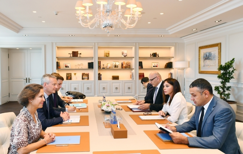 Entretien de la première vice-présidente Mehriban Aliyeva avec le ministre français de l'Économie et des Finances