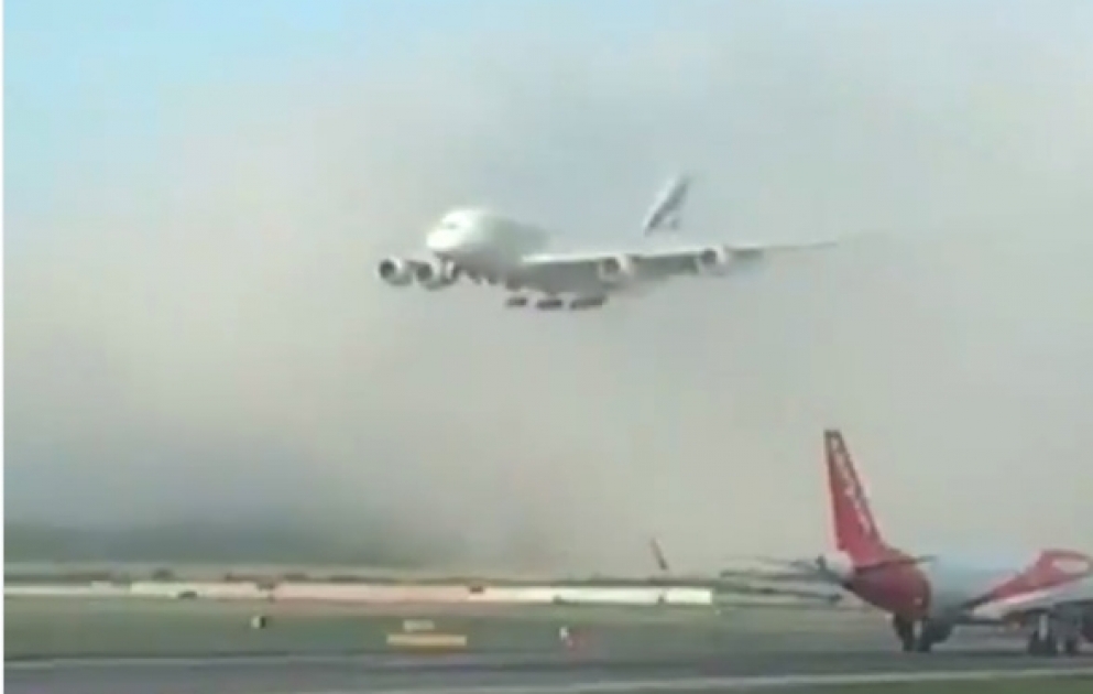 “Emirates” aviaşirkətinə məxsus nəhəng təyyarə London  aeroportuna qəfil eniş edib