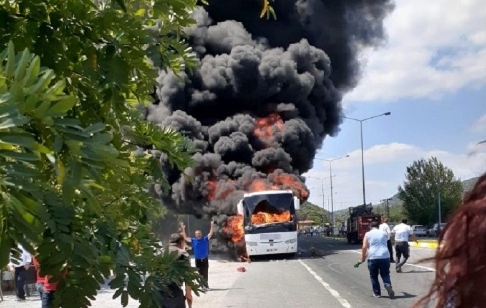 Türkiyədə avtobus yanıb: 5 ölü, 17 yaralı
