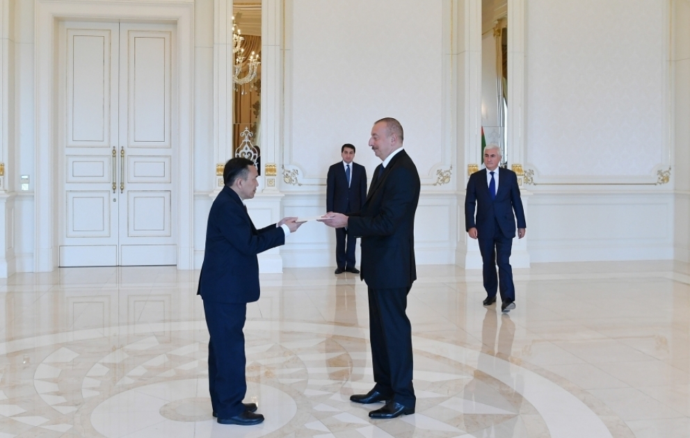 Le nouvel ambassadeur laotien en Azerbaïdjan remet ses lettres de créance au président Ilham Aliyev
