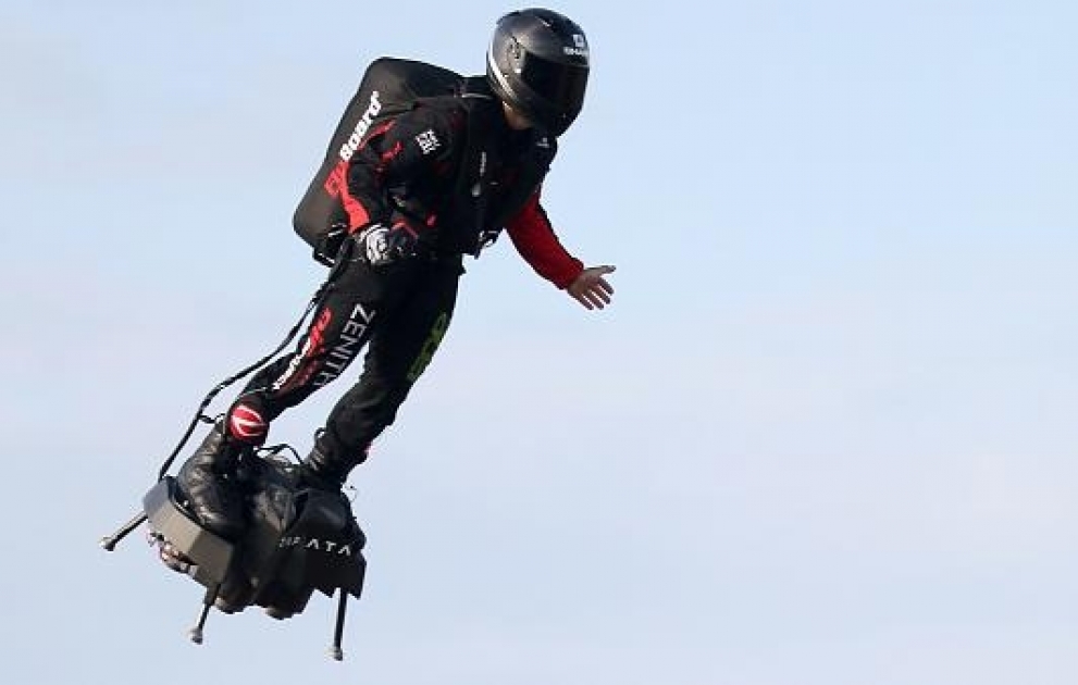 French inventor crosses Channel by hoverboard