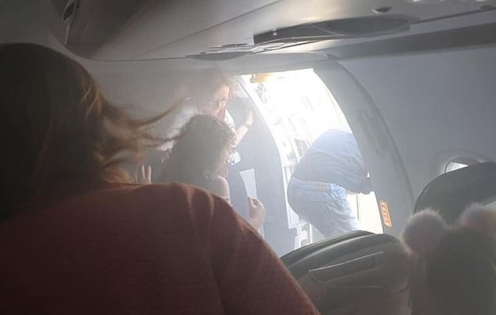 В сети появились кадры из задымленного салона пассажирского самолета