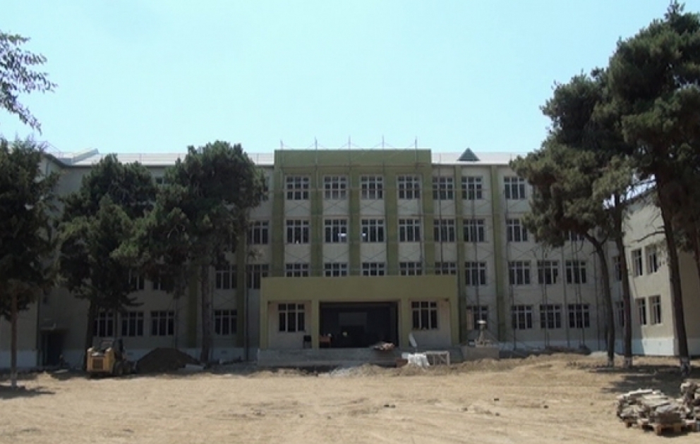 Biləsuvarda 1 saylı tam orta məktəb üçün tikilən yeni binada son tamamlama işləri görülür