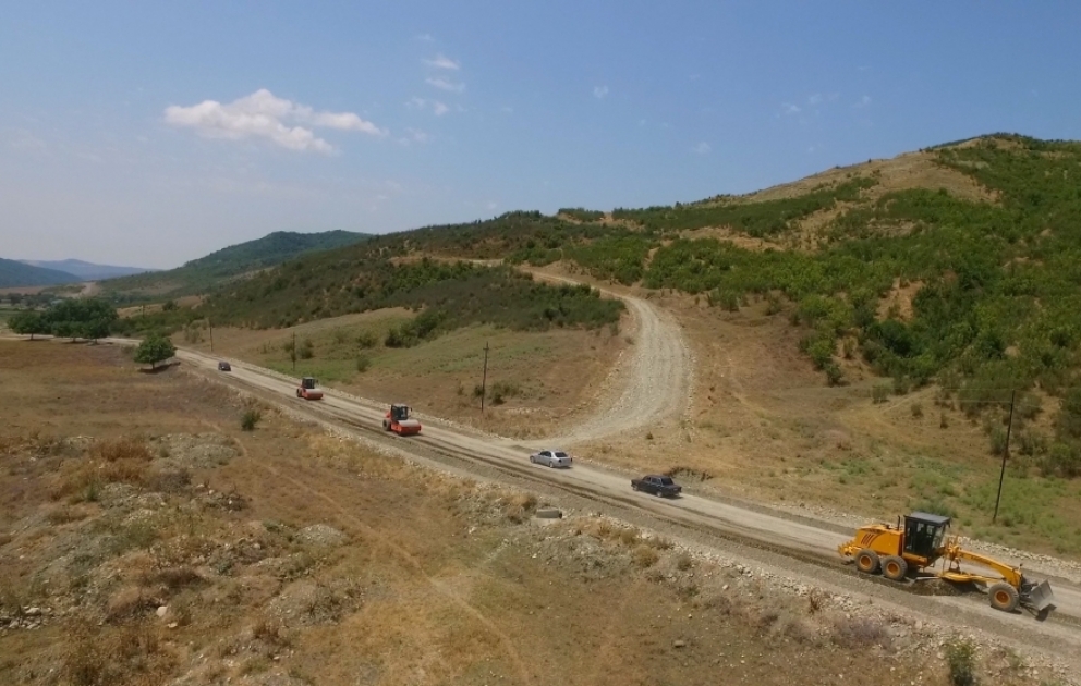 Ağsuda 5 yaşayış məntəqəsini əhatə edən yol yenidən qurulur