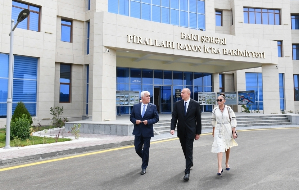 Präsident Ilham Aliyev weiht neues Verwaltungsgebäude exekutiver Gewalt von Pirallahi Rayon