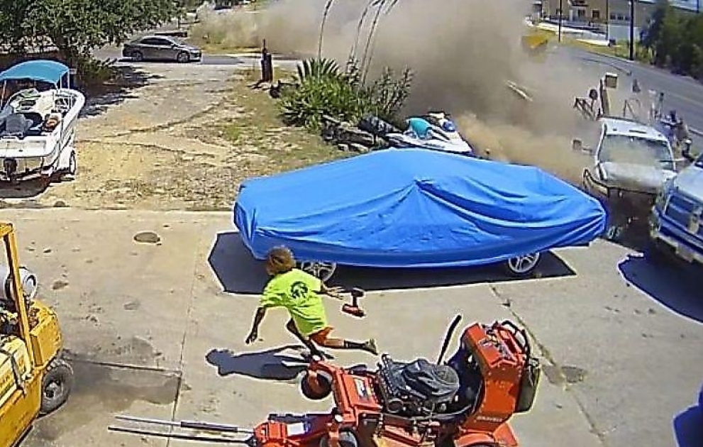 Автомобиль с прицепом протаранил грузовик на глазах у работников автосервиса