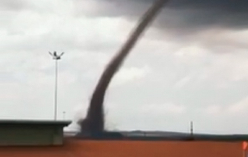 Qırmızı rəngli tornado meksikalıları qorxutdu