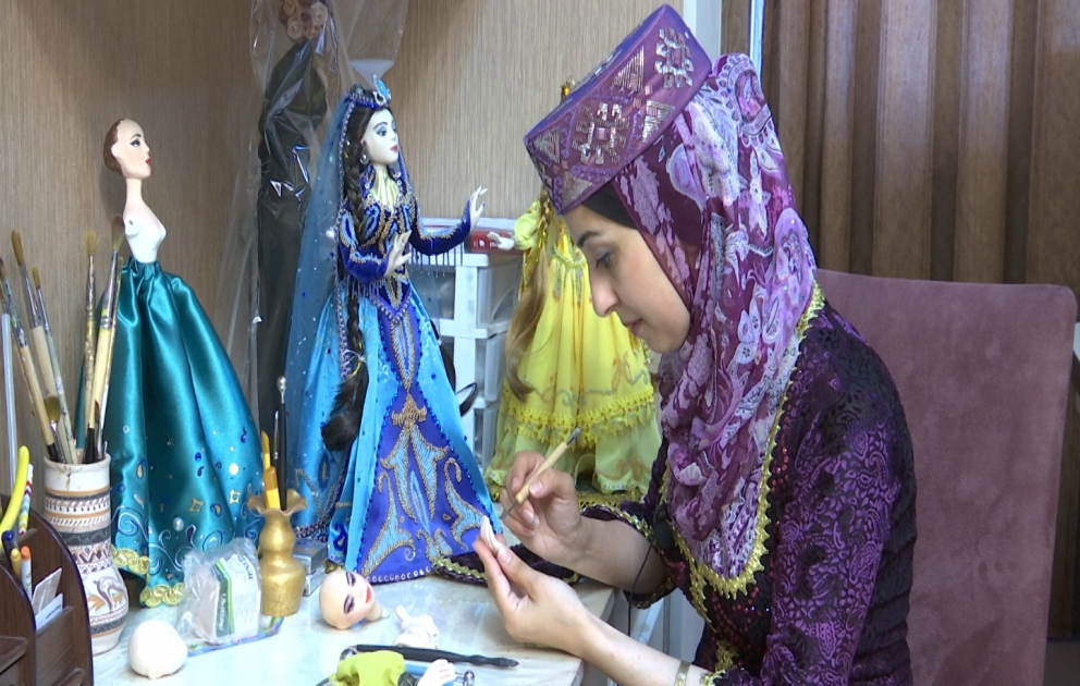 Milli geyimlərimizi daşıyan bir-birindən gözəl gəlinciklər