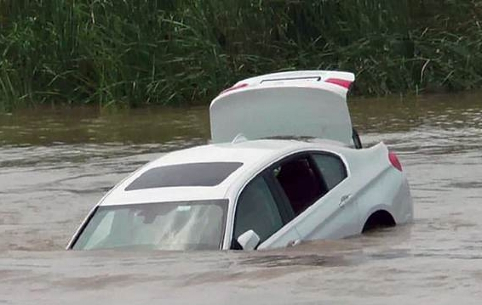 22 yaşlı qəzəbli gənc ona hədiyyə edilən BMW-ni çayda batırdı