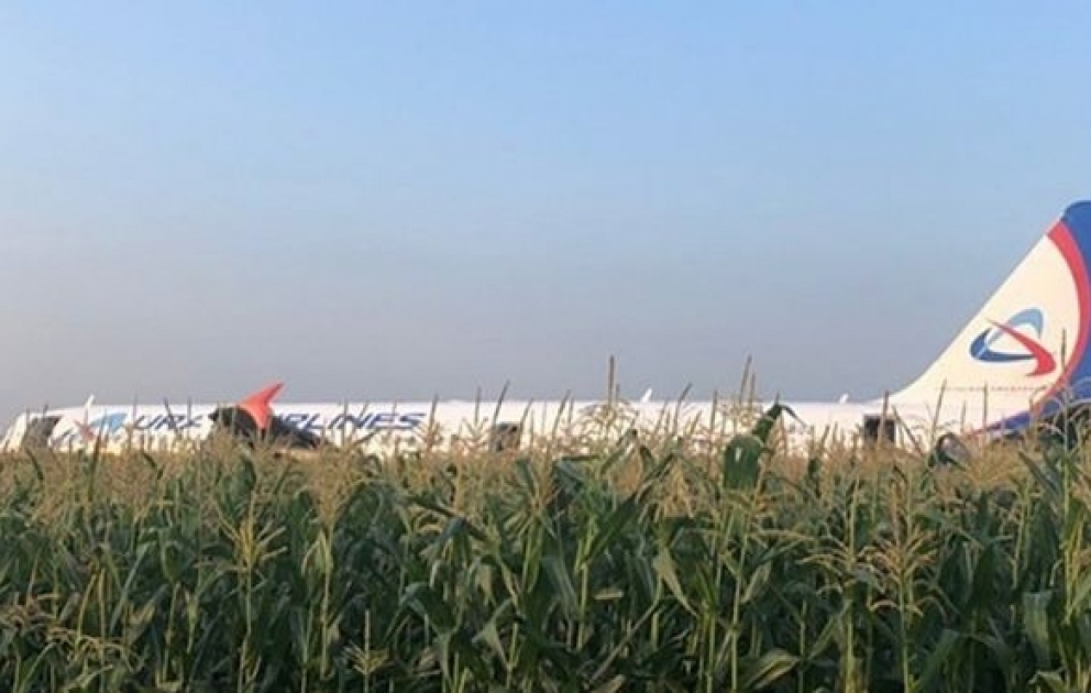 В России самолет A321 совершил аварийную посадку в поле