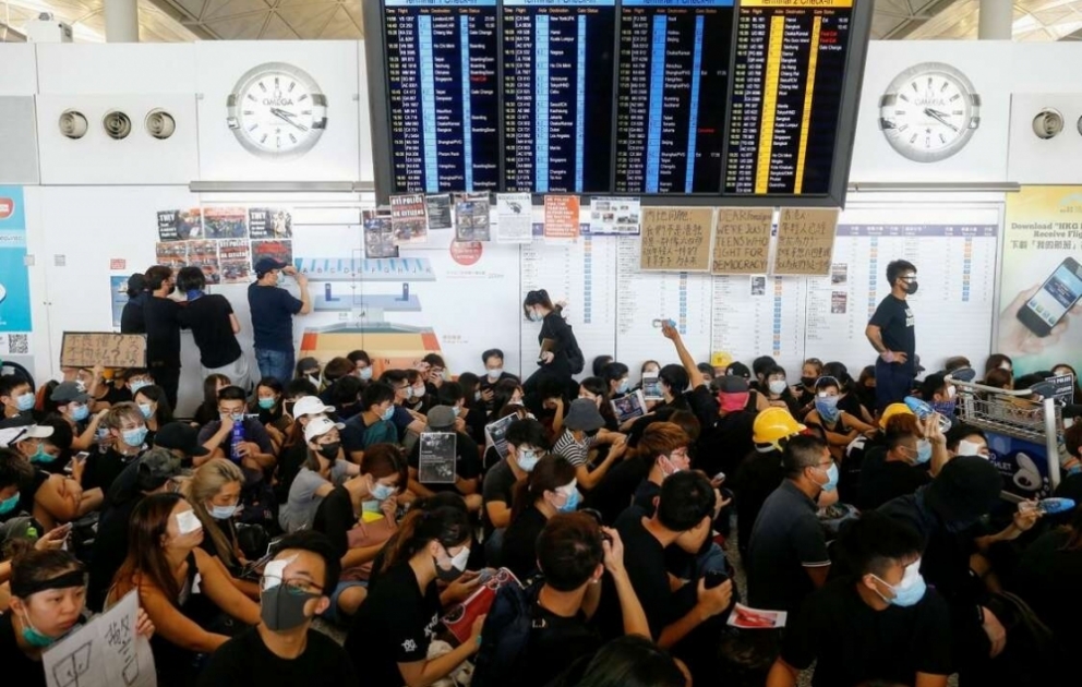 Honkonq aeroportundan bütün uçuşlar təxirə salınıb
