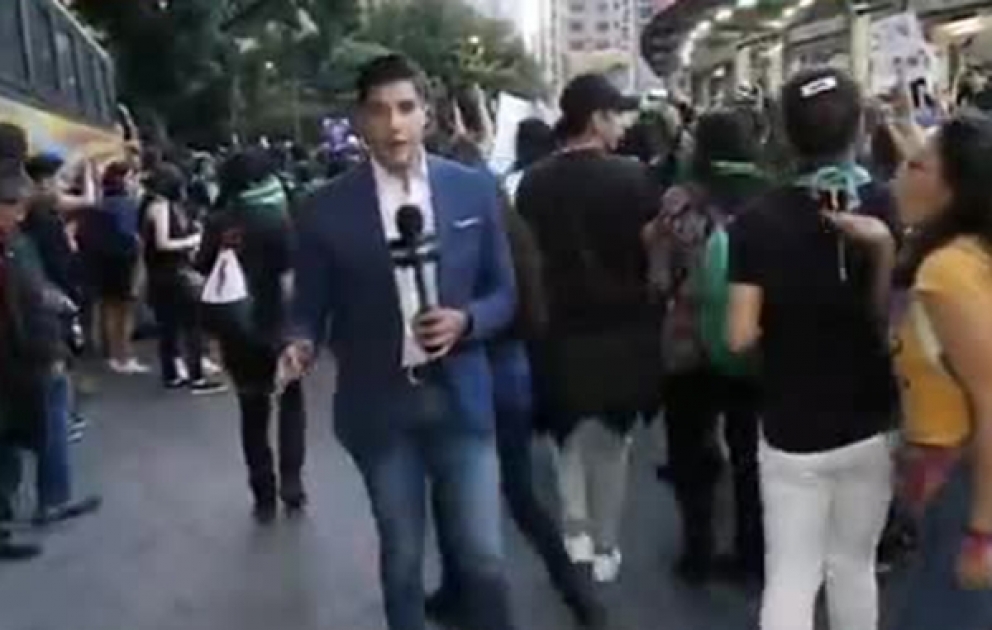 Feministlərin aksiyasında teleaparıcını zərbə ilə yerə yıxdılar