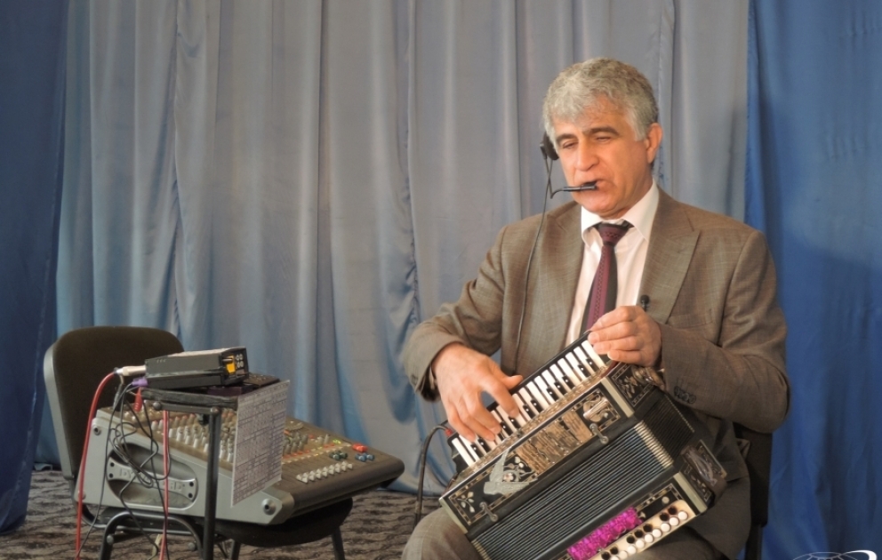 Müxtəlif musiqi alətlərinə aid 939 səs bir qarmonda