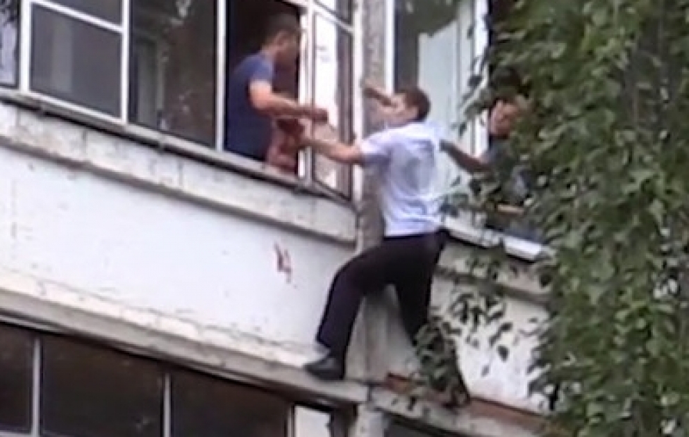 Видео спасения младенца, которого отец пытался выбросить из окна