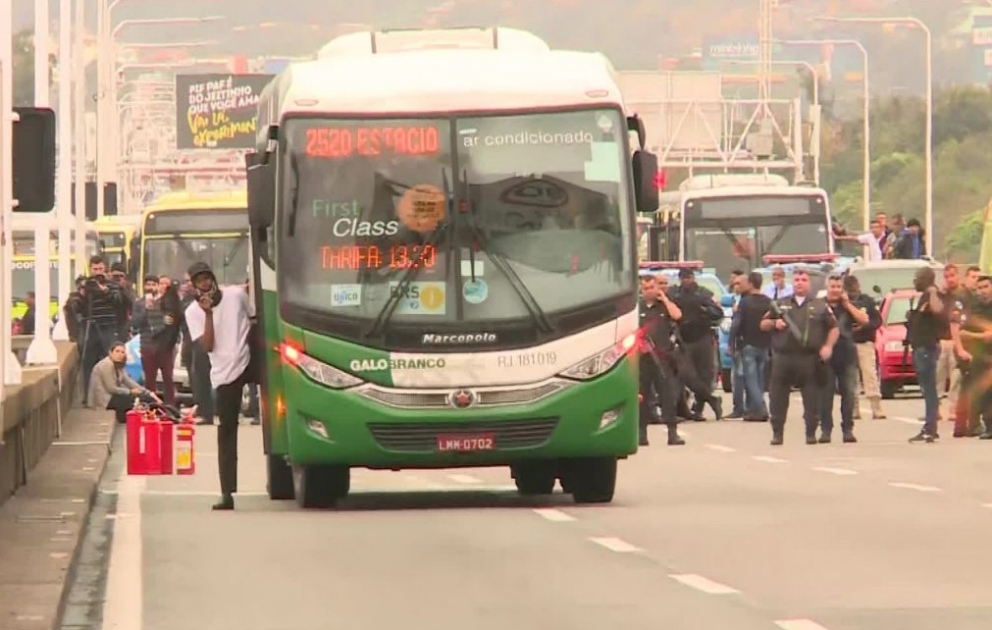Police kill armed man who held passengers on bus hostage in Rio