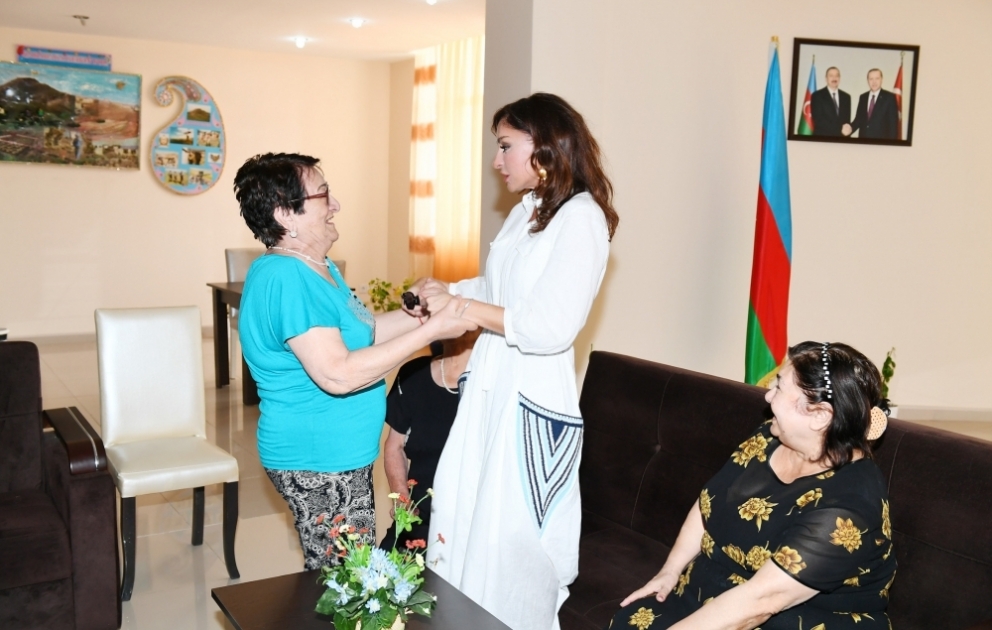 Aserbaidschans Erste Vizepräsidentin Mehriban Aliyeva besucht Pflegeheim in Bilgah