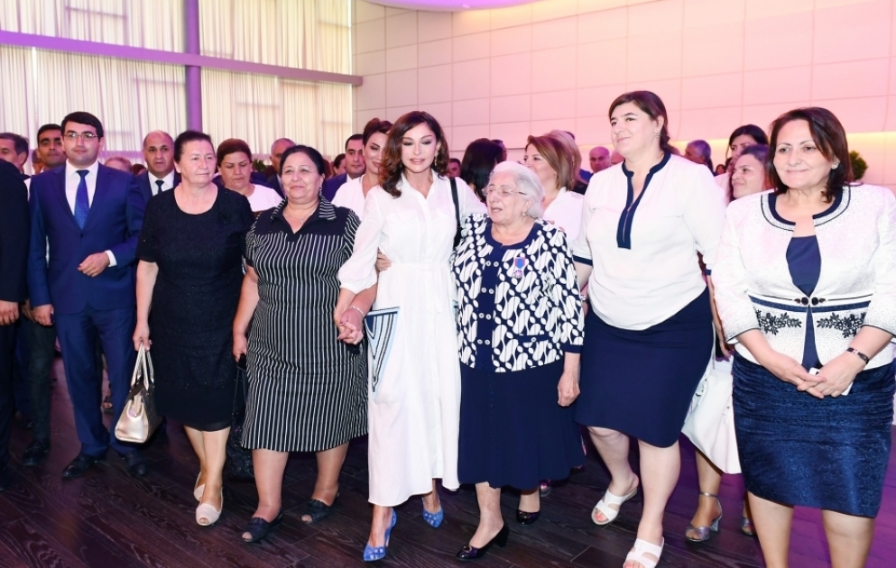 Erste Vizepräsidentin Mehriban Aliyeva feiert ihren Geburtstag mit Binnenvertriebenen
