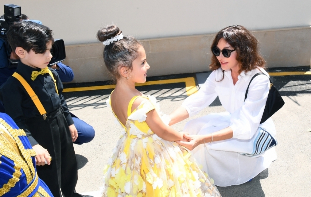 La première vice-présidente Mehriban Aliyeva a participé à l'inauguration des écoles maternelles et à une fête des enfants