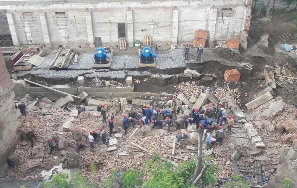 Рухнувшее здание завалило рабочих в Новосибирске