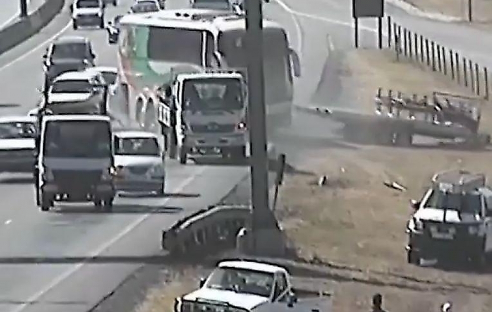 Автобус, укатившийся от водителя, собрал в кучу десятки автомобилей в ЮАР