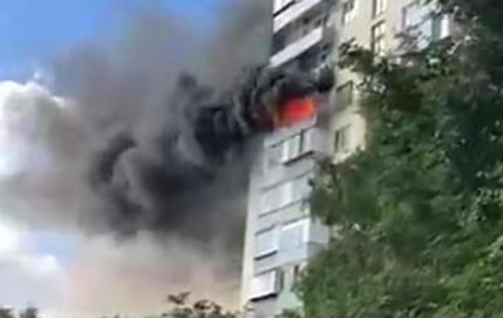 Рабочие с помощью строительной люльки спасли семью из горящего дома в Подмосковье