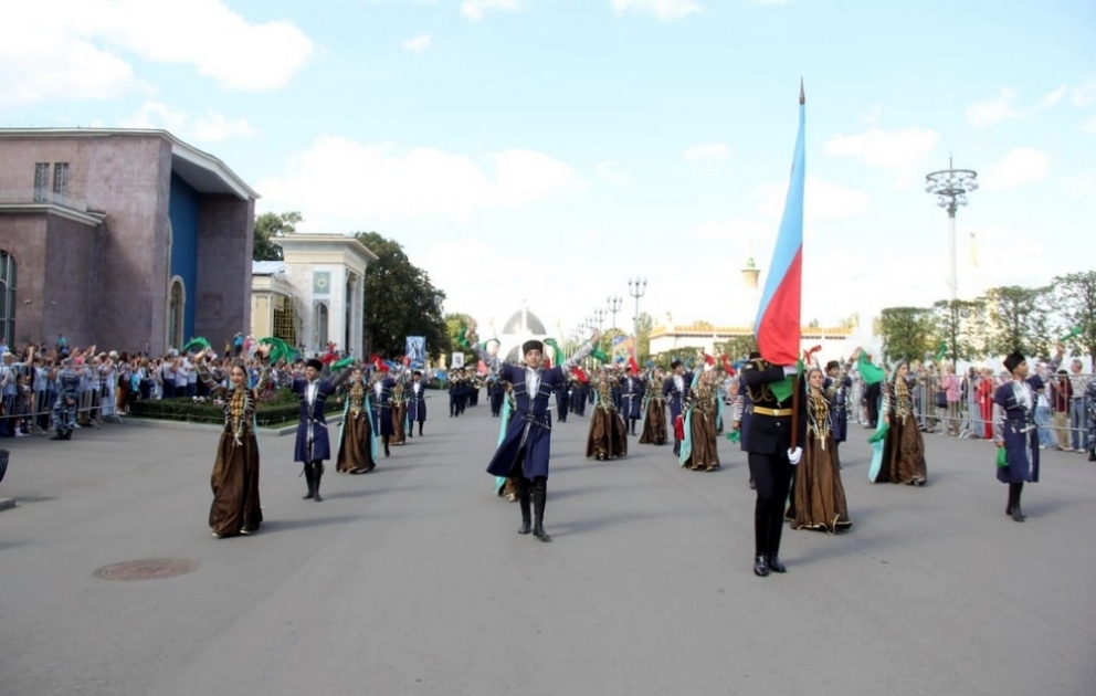 Военный оркестр Азербайджана продолжает выступления в международном военно-музыкальном фестивале «Спасская башня»