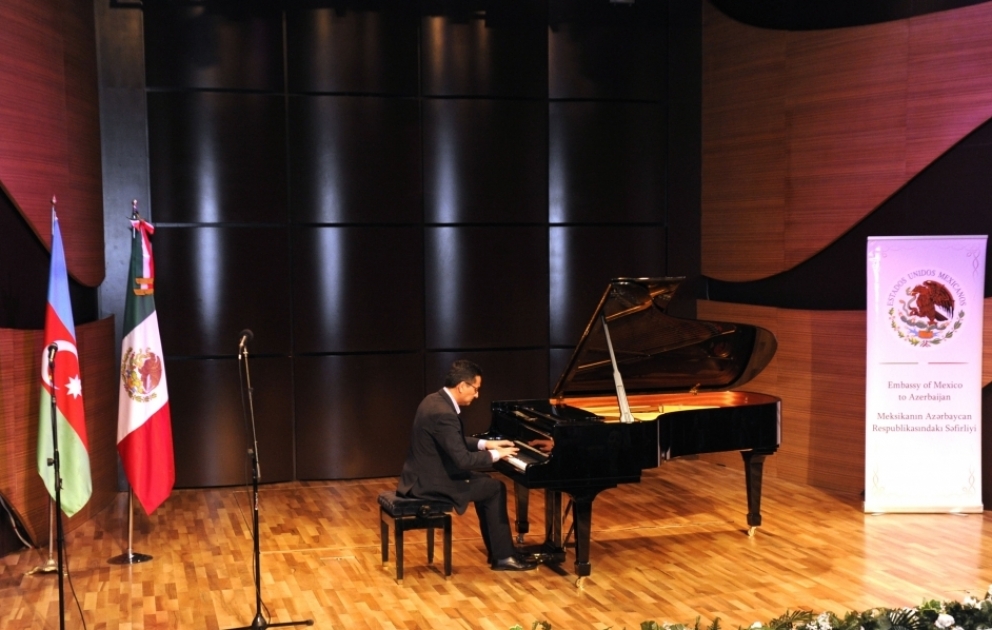 Meksikalı pianoçu Xesus Lepenin konserti keçirilib