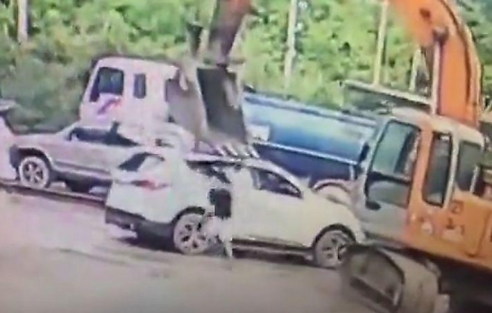Экскаваторщик жестоко наказал наглецов и раскурочил их автомобиль