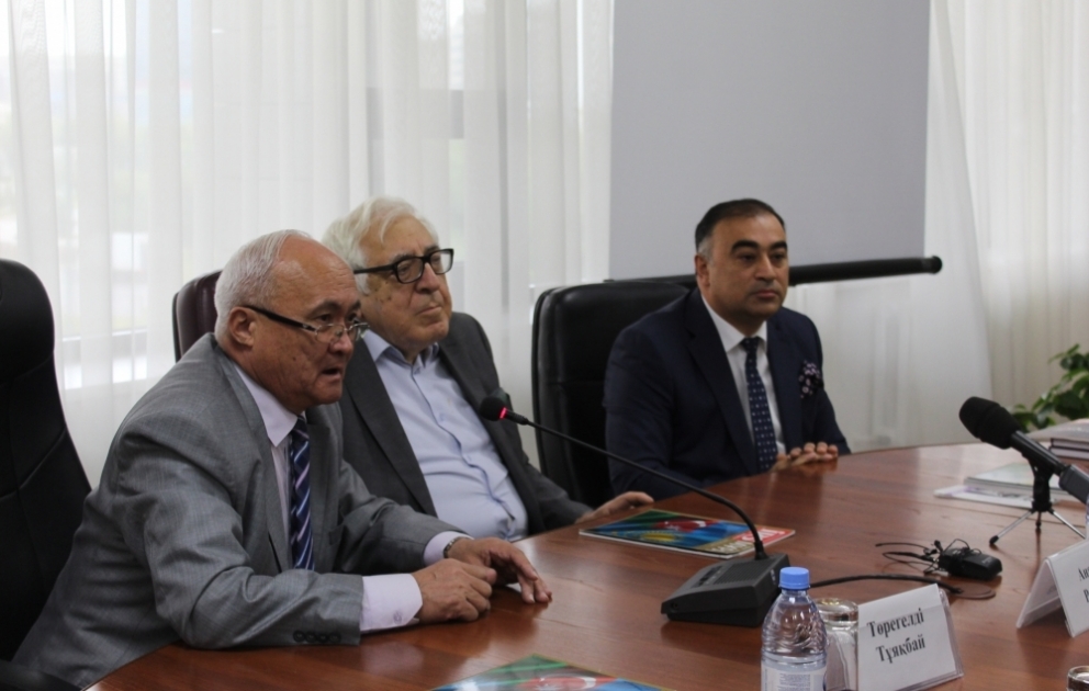 Qazaxıstanda Azərbaycanın Xalq yazıçısı Anarla görüş keçirilib