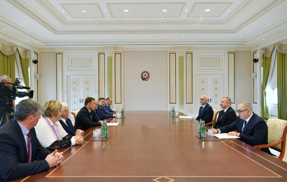 Präsident Ilham Aliyev empfängt russische Delegation