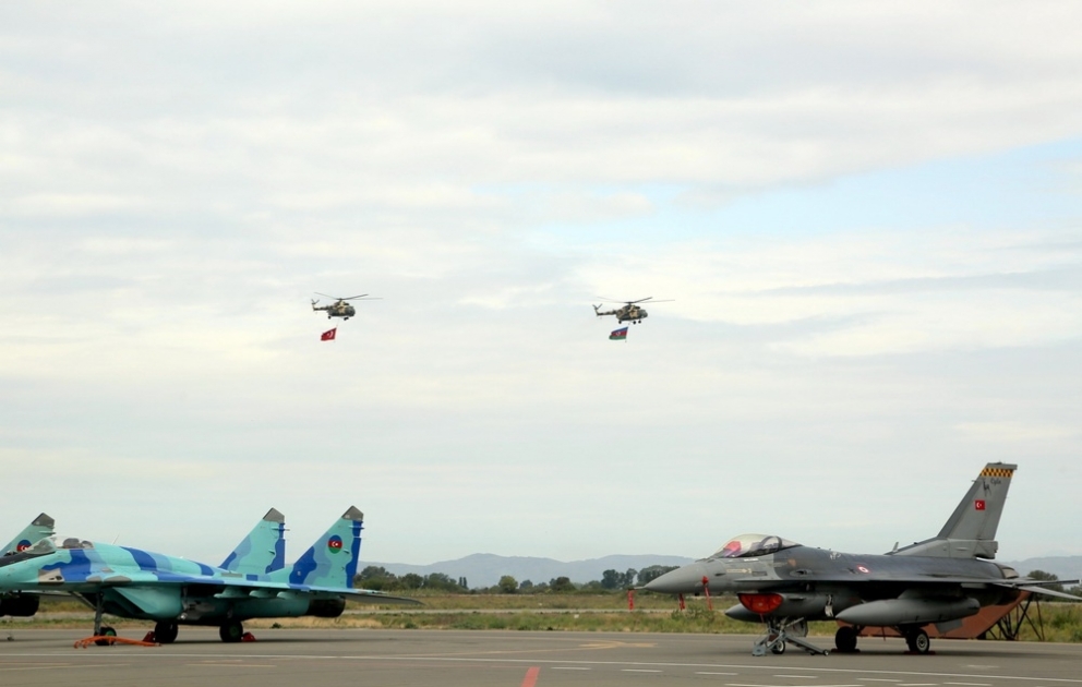 Azerbaijan Defense Minister meets with military personnel participating in “TurAz Qartalı-2019” Joint Flight Tactical Exercises