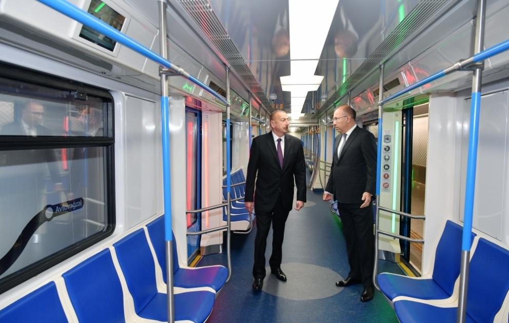 Präsident Ilham Aliyev inspiziert an der U-Bahn-Station “Khatai” durchgeführte Rekonstruktionsarbeiten