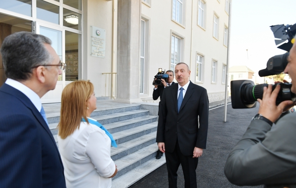Prezident İlham Əliyev Suraxanı rayonunda əsaslı şəkildə yenidən qurulan 208 nömrəli məktəbdə yaradılan şəraitlə tanış olub